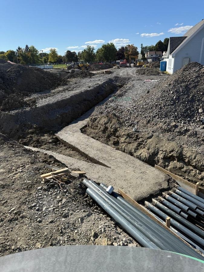 Tranchée de semelle de fondation avec conduits posés à Ottawa