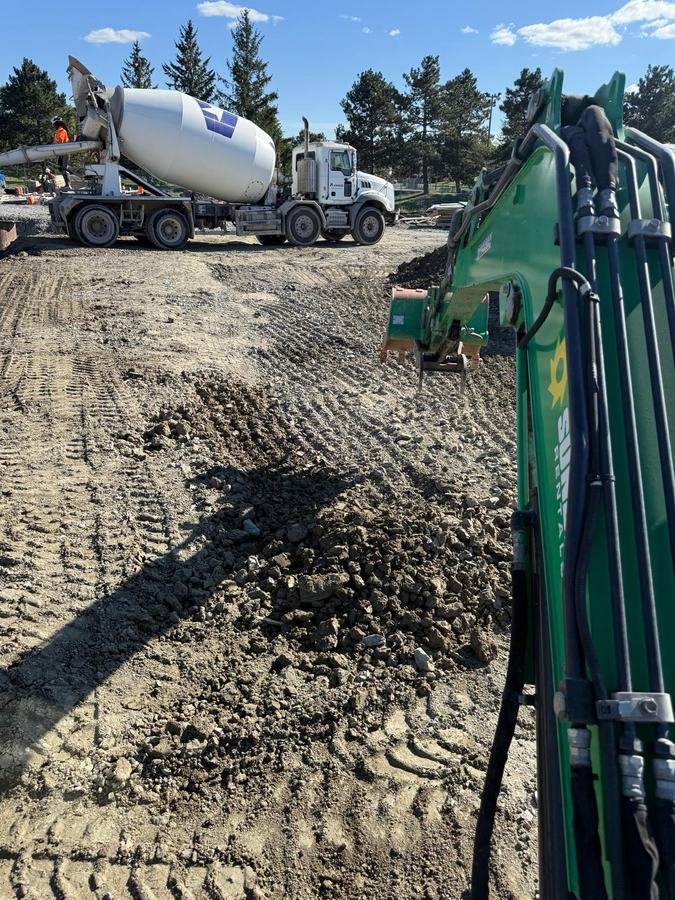 Excavatrice et bétonnière sur un chantier de préparation de terrain à Ottawa