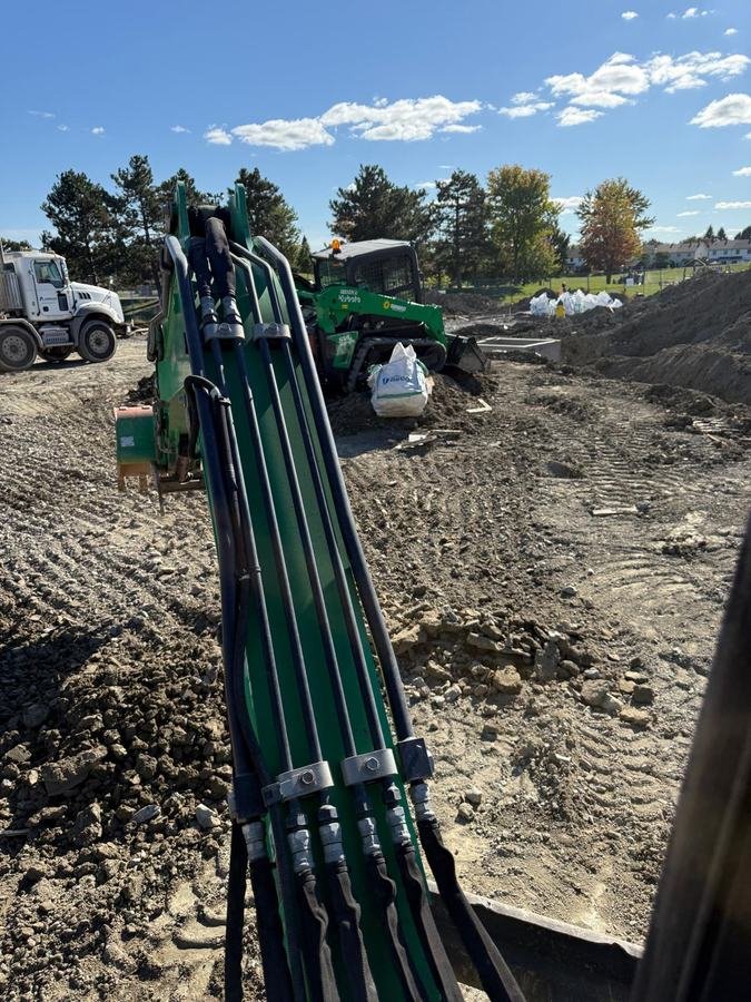 Préparation de terrain à l’excavatrice sur un grand chantier à Ottawa