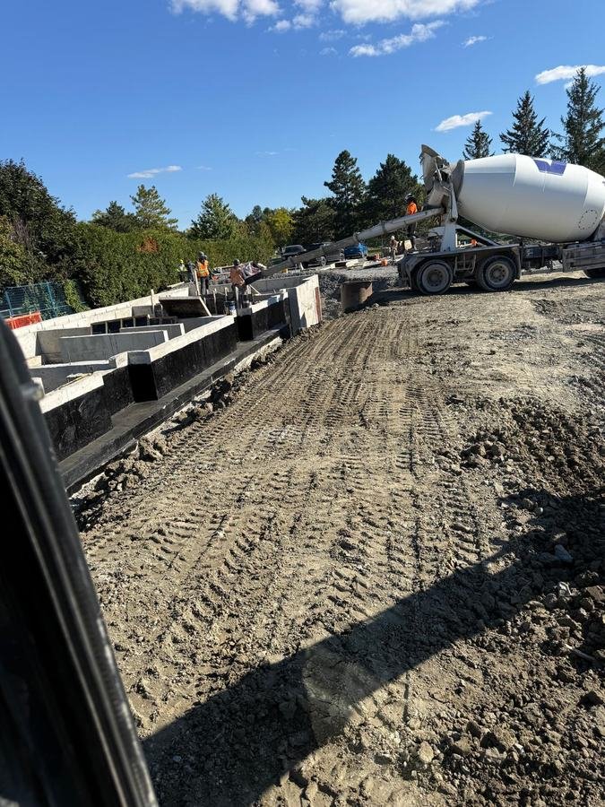 Bétonnière coulant des murs de fondation à Ottawa