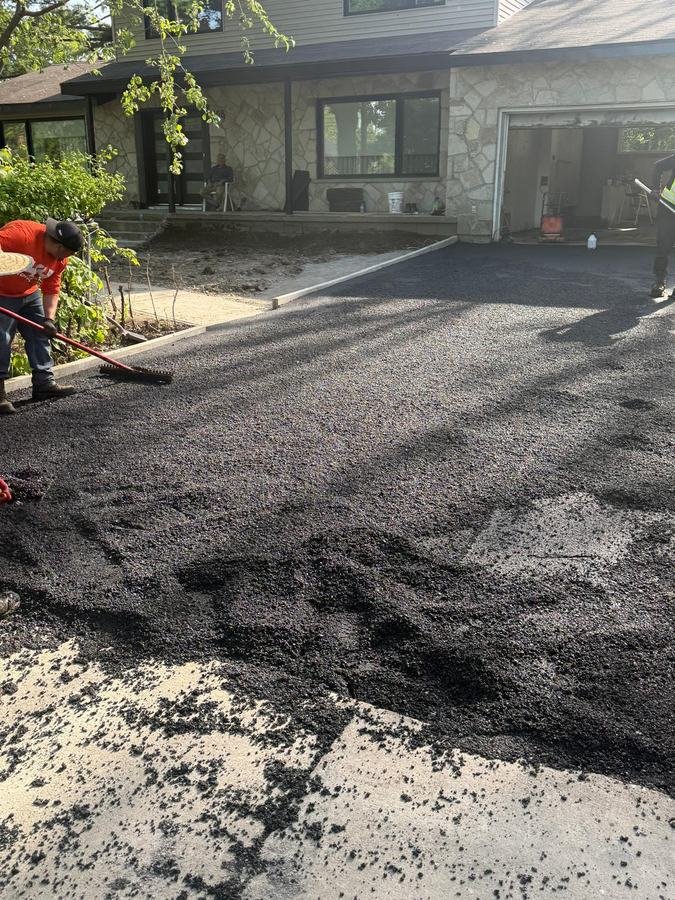 Asphalte fraîchement étendu dans une entrée de garage à Laval